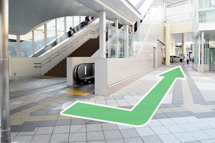 階段・エスカレーターの裏側にバス乗り場があります