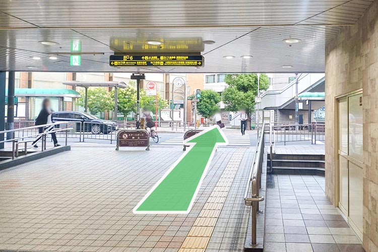 正面のエスカレーターを降り右に進み信号を渡る