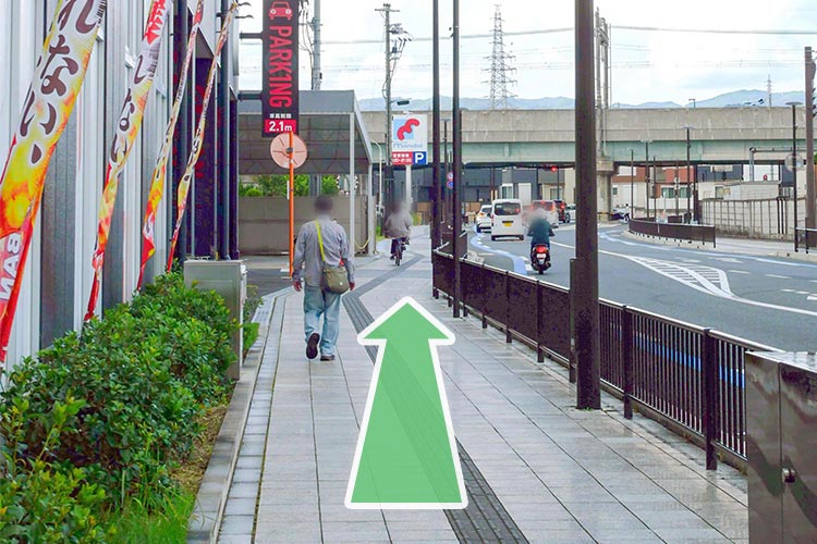 パチンコ店、スーパーを左手に