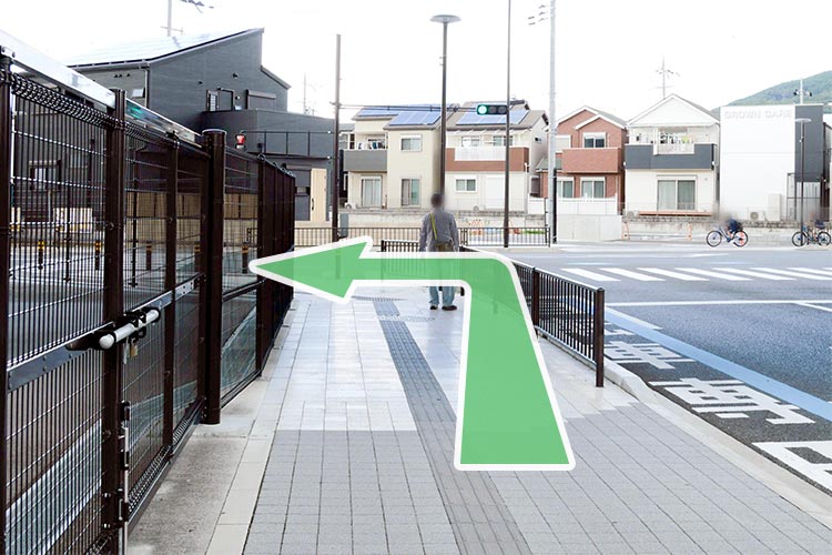 阪急電車の高架下を左折